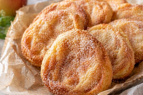 Appelbeignet van bladerdeeg