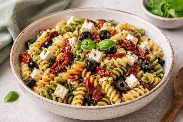 Pasta salade met feta en zwarte olijf